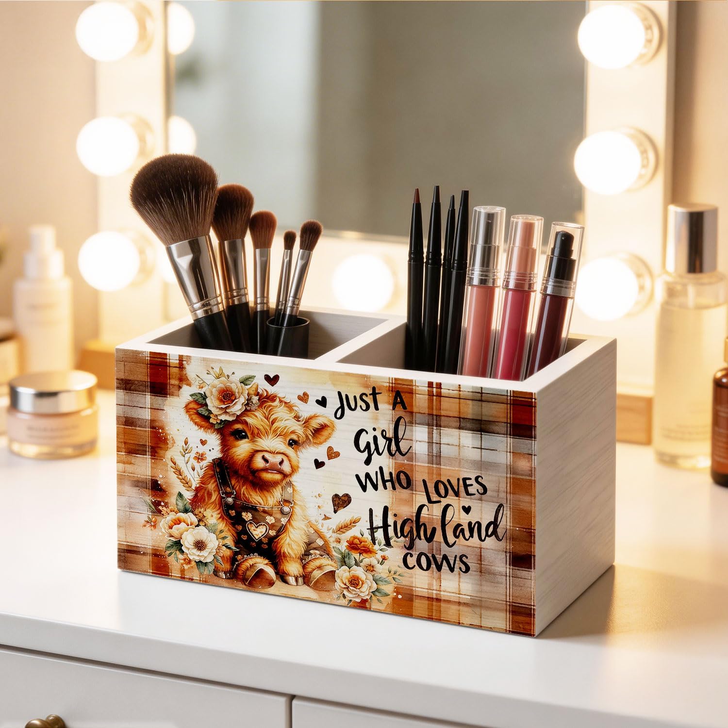 Farmhouse Highland Cow Pen Holder for Desk, Just a Girl Who Loves Highland Cow Wooden Box Sign Desk Decor for Home Office Decoration, Rustic Plaid Heifer Pencil Organizer