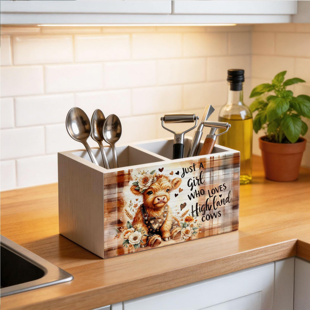 Farmhouse Highland Cow Pen Holder for Desk, Just a Girl Who Loves Highland Cow Wooden Box Sign Desk Decor for Home Office Decoration, Rustic Plaid Heifer Pencil Organizer
